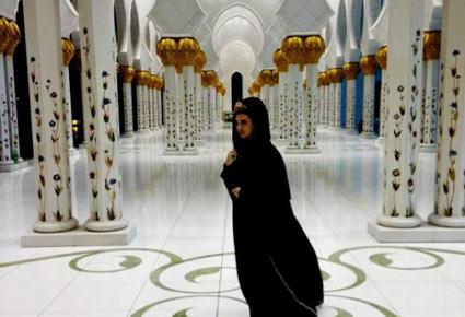 ميريام فارس ترتدي الحجاب في مسجد شيخ زايد